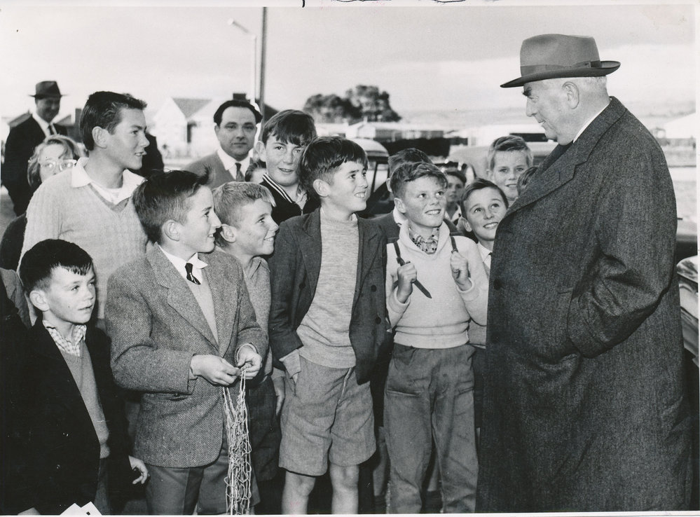 Prime Minister's visit to Elizabeth : 1958
