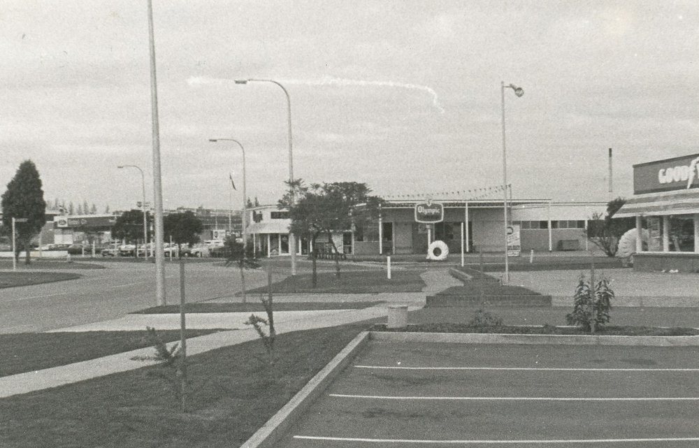 Elizabeth Way, Elizabeth: 1977