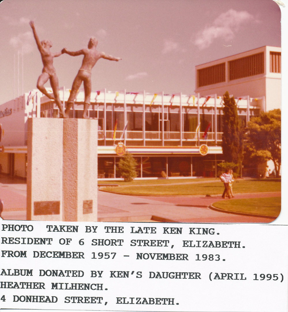 Elizabeth Town Centre decorated for Queens visit: 1977
