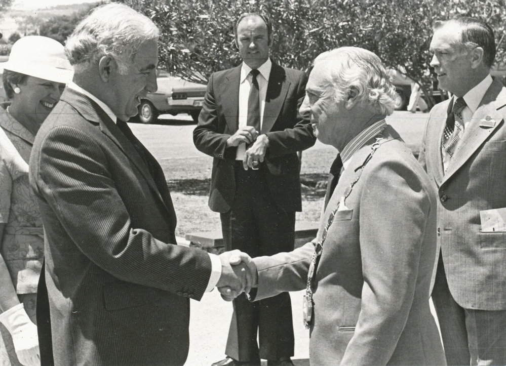 Sir Zelman Cowan visits Elizabeth: 1980