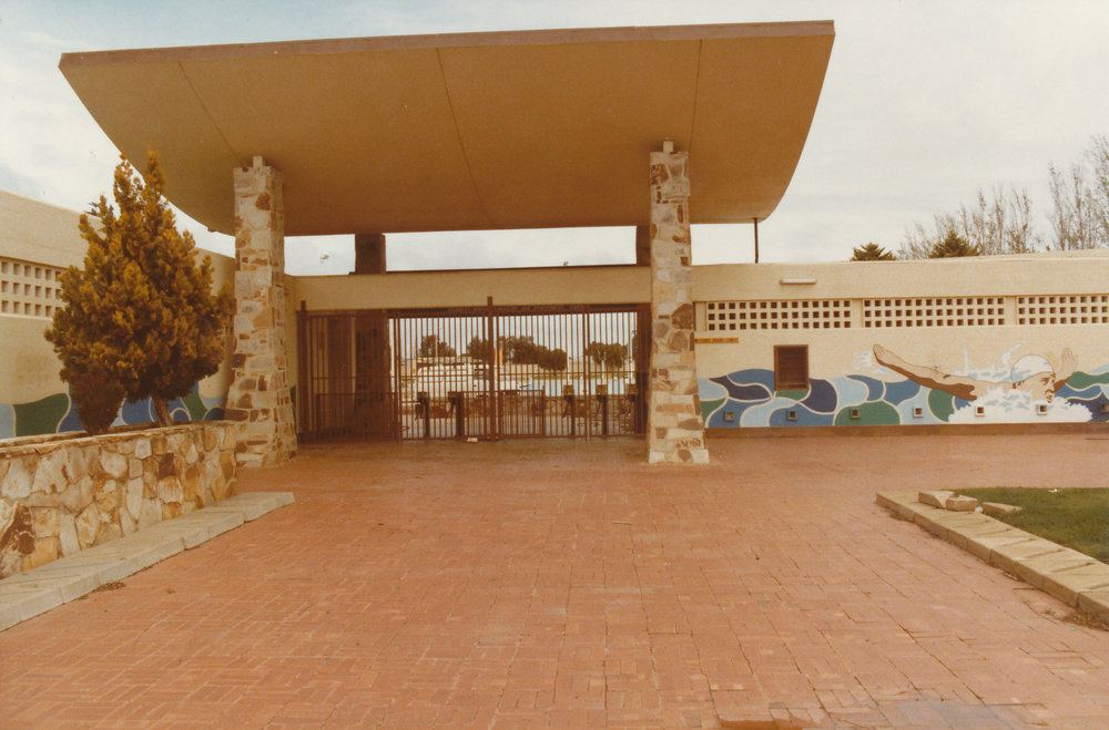 Elizabeth Aquadome: 1984