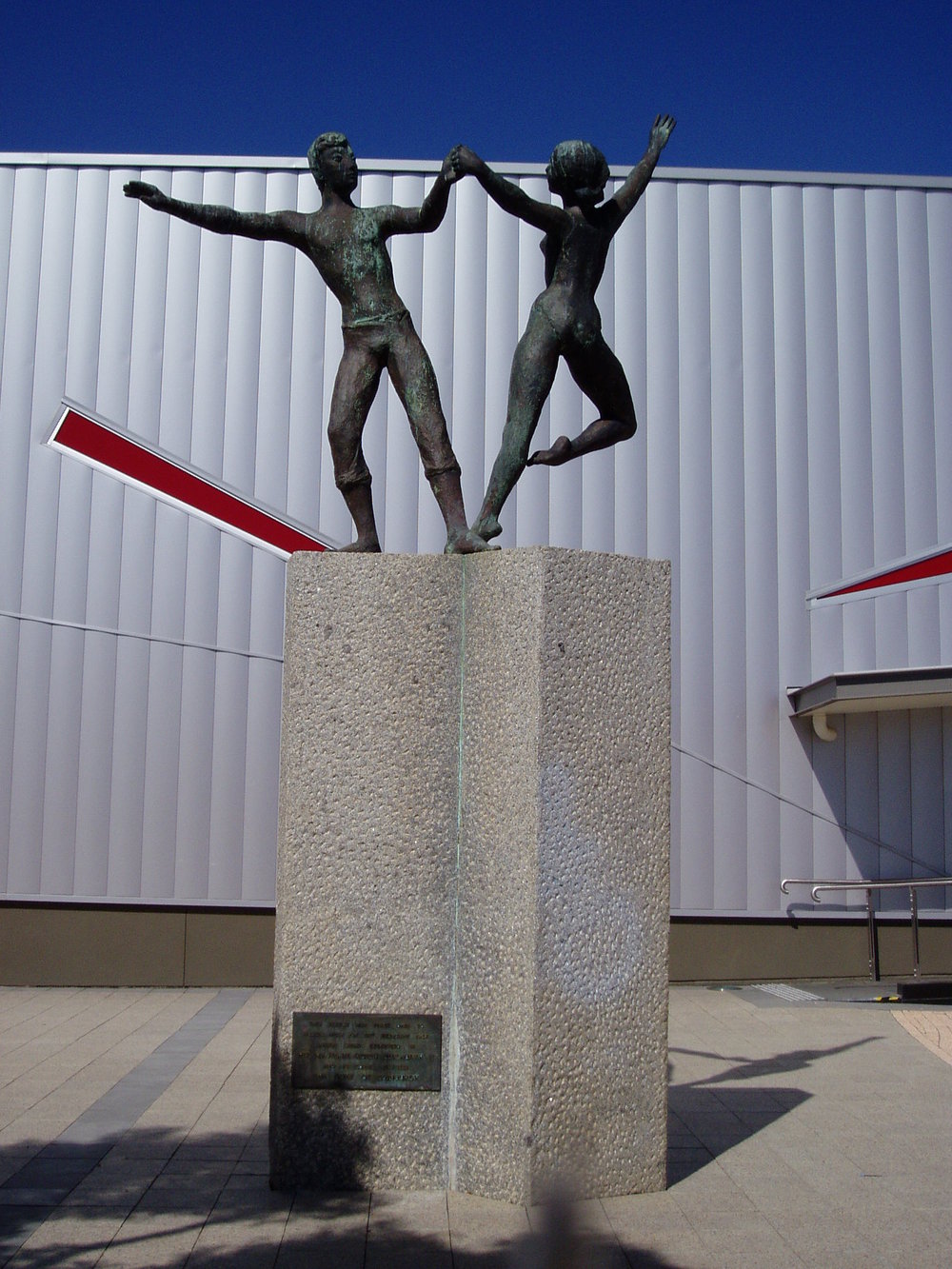 Dancing Figures, Hubert Yencesse statue, Elizabeth