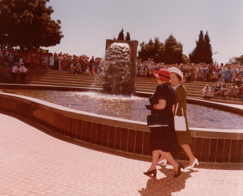 Queen Elizabeth II visits Elizabeth : 1977