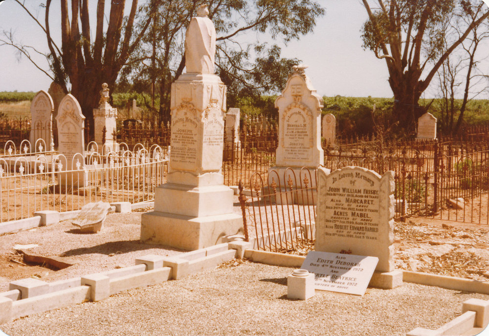 Angle Vale Cemetery: Frisby