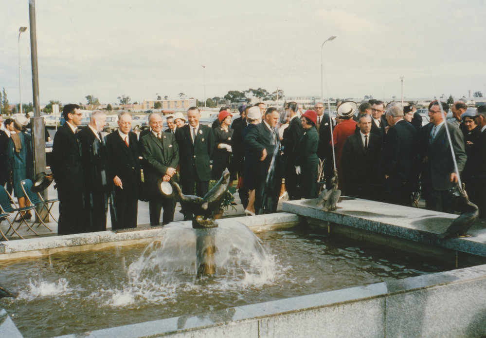 John Dowie Sculpture, Elizabeth Town Centre