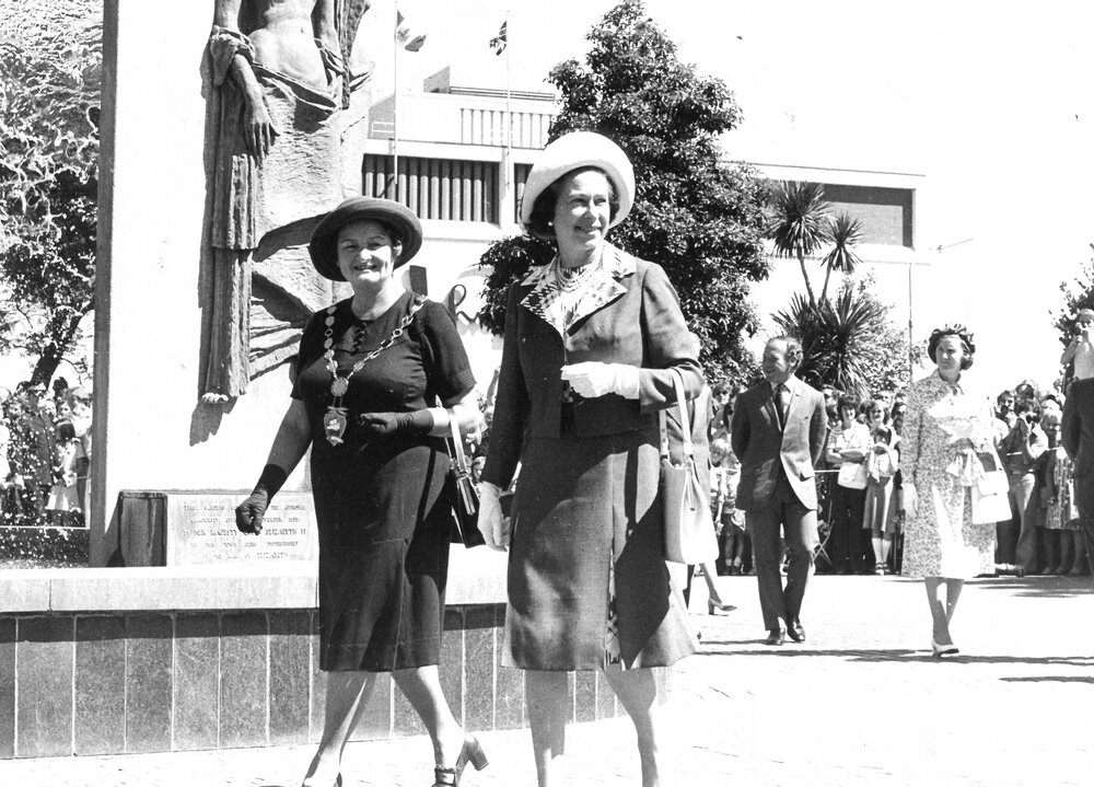 Queen Elizabeth Visit to Elizabeth: 1977