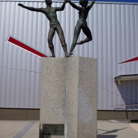 Dancing Figures, Hubert Yencesse statue, Elizabeth