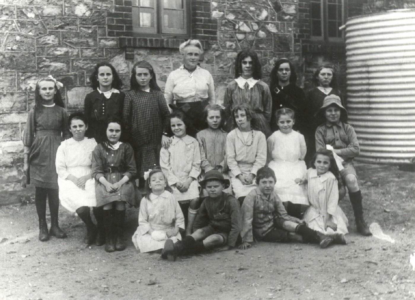 Julis Lewis, standing in centre with Uley school students. 